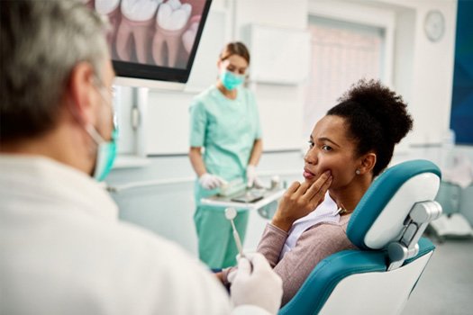 A woman with a toothache near Santa Clara