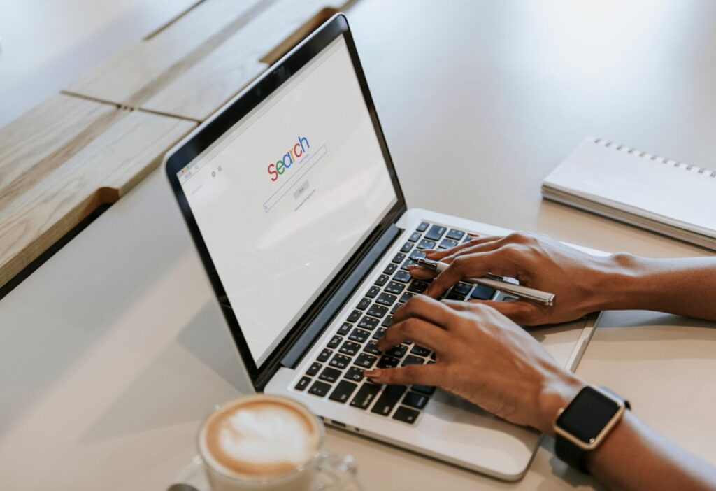 A person using a search engine to find a prosthodontist